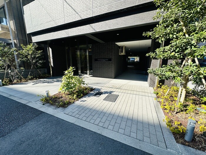 物件外観写真2　(エントランス部分)