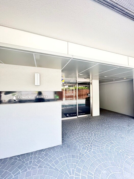 物件外観写真3　(エントランス部分)