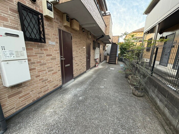 物件外観写真2　(エントランス部分)