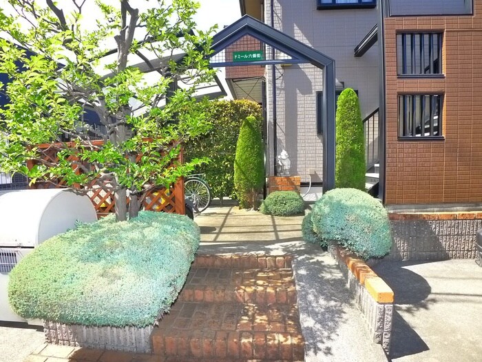 物件外観写真3　(エントランス部分)