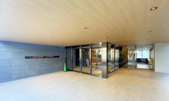 物件外観写真3　(エントランス部分)