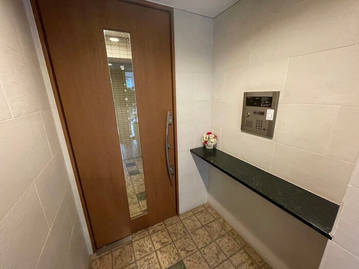 物件外観写真3　(エントランス部分)