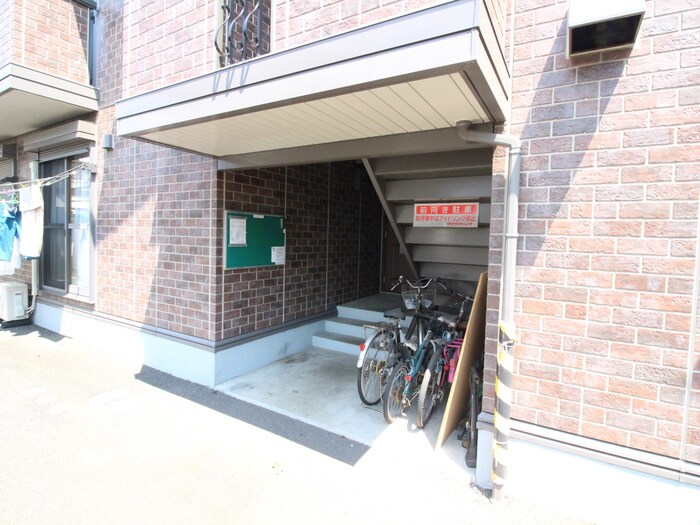 物件外観写真6　(エントランス部分)