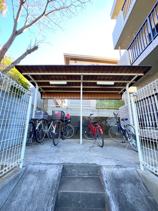 物件外観写真3　(駐輪場)