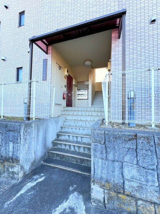 物件外観写真5　(エントランス部分)