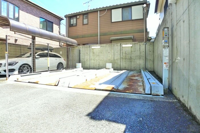 物件外観写真6　(駐車場)