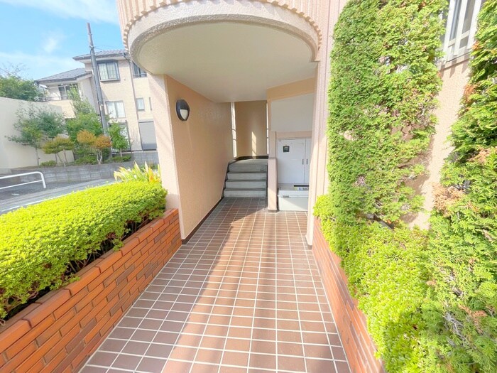 物件外観写真3　(エントランス部分)