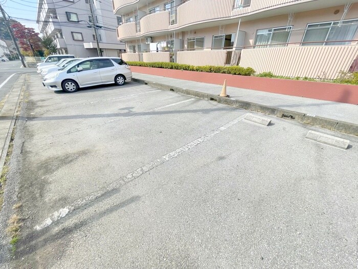 物件外観写真6　(駐車場)