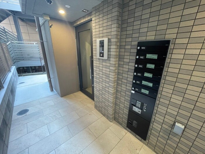 物件外観写真2　(エントランス部分)