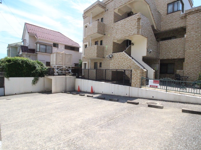 物件外観写真4　(駐車場)