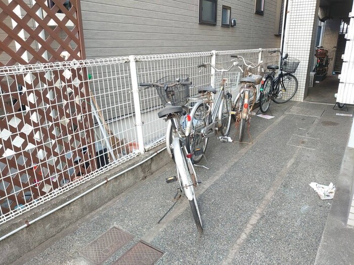 物件外観写真5　(駐輪場)