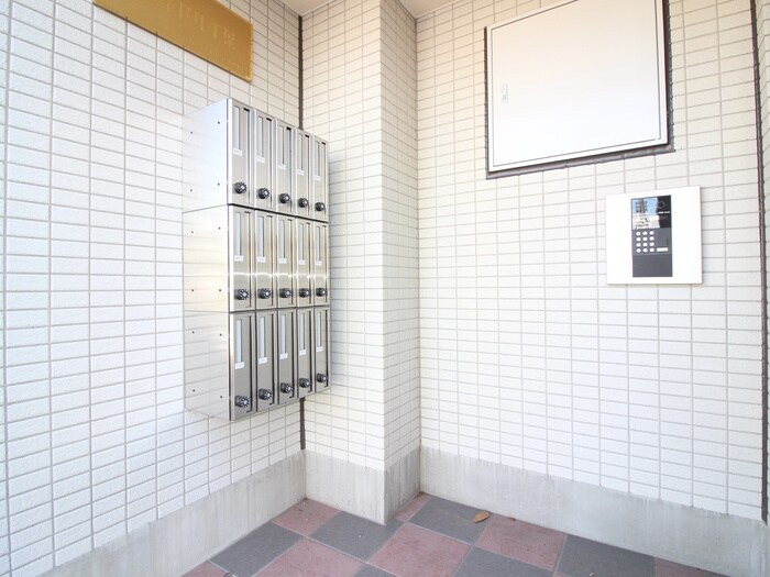 物件外観写真2　(エントランス部分)