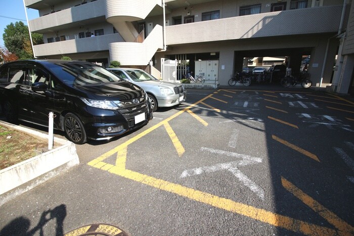 物件外観写真4　(駐車場)