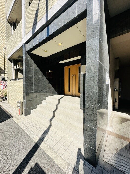 物件外観写真2　(エントランス部分)