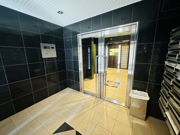 物件外観写真3　(エントランス部分)