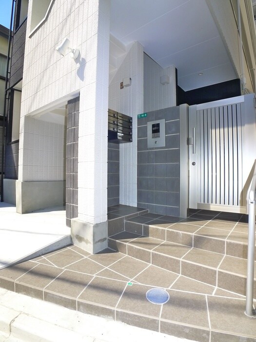 物件外観写真3　(エントランス部分)