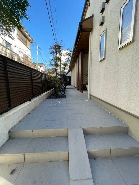 物件外観写真6　(エントランス部分)