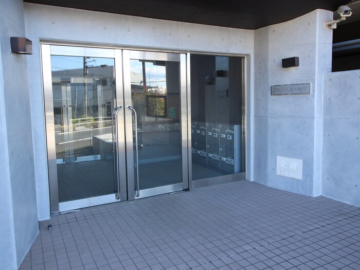 物件外観写真2　(エントランス部分)