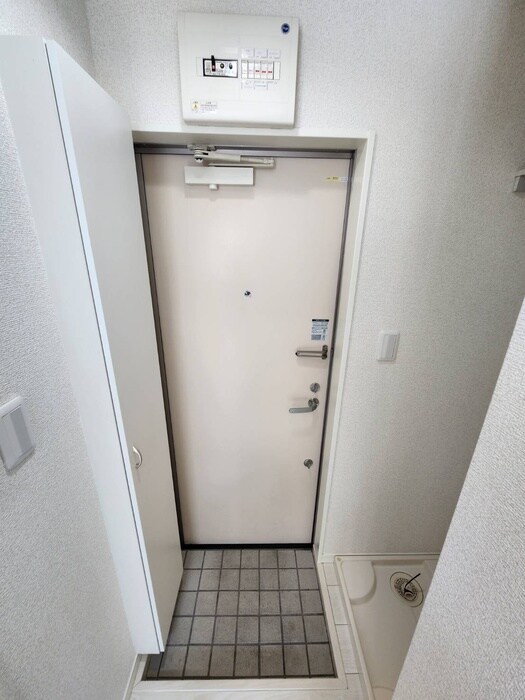 物件内観写真5　(玄関)