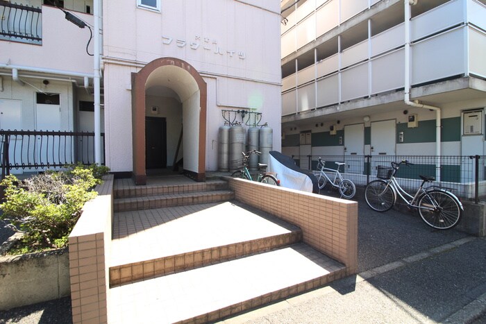 物件外観写真3　(エントランス部分)