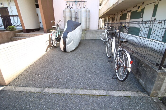 物件外観写真4　(駐輪場)