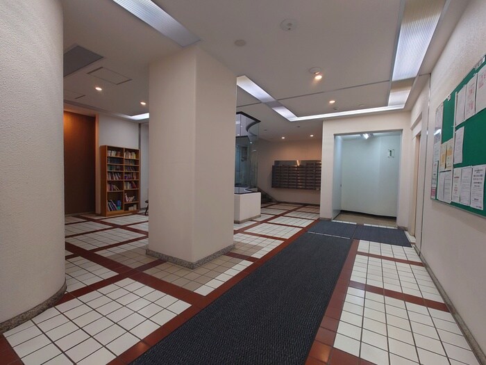 物件外観写真3　(エントランス部分)