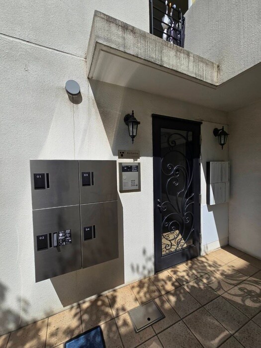 物件外観写真6　(エントランス部分)