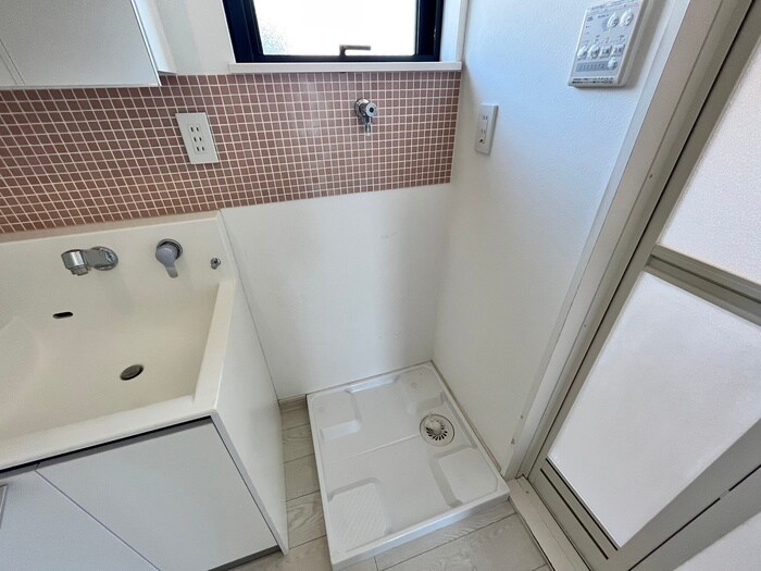 物件内観写真16　(洗濯機置場)