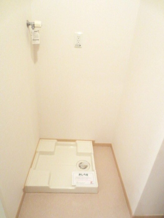 物件内観写真8　(洗濯機置場)