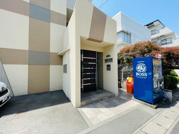 物件外観写真2　(エントランス部分)