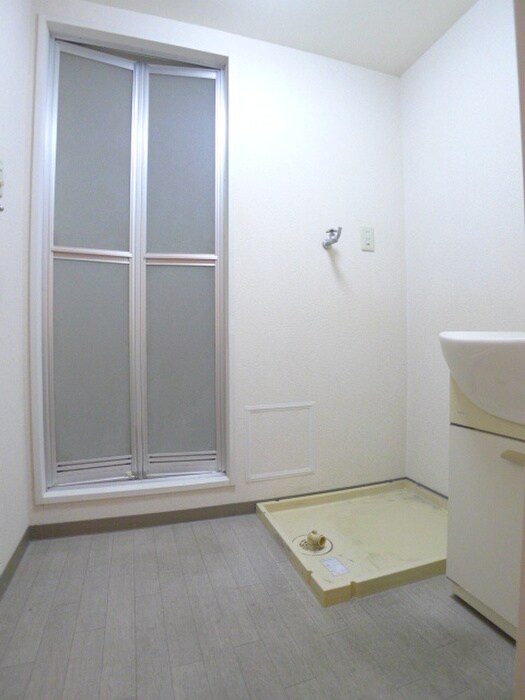 物件内観写真12　(洗濯機置場)