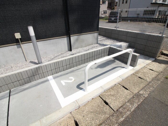 物件外観写真2　(バイク置き場)