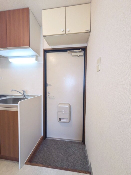 東千葉ハイリビング六番館の玄関