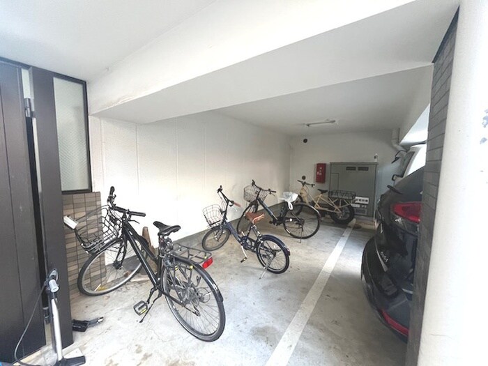 物件外観写真4　(駐輪場)
