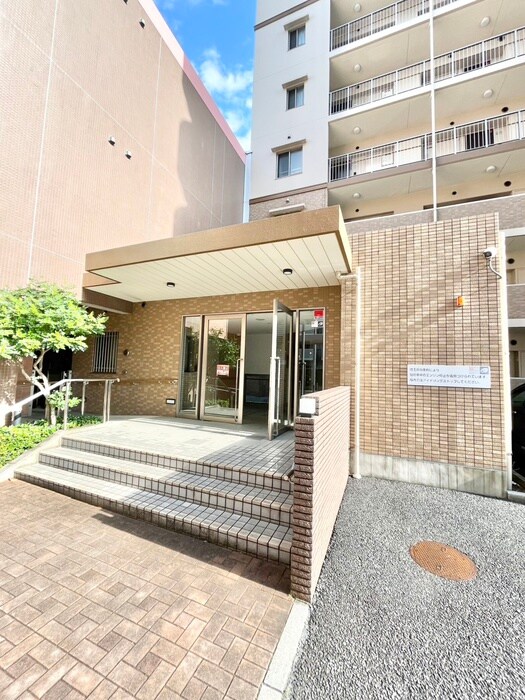 物件外観写真3　(エントランス部分)