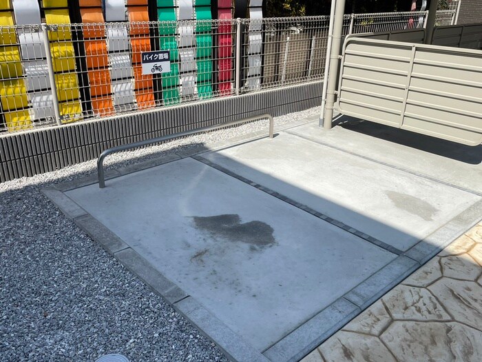 物件外観写真6　(バイク置き場)