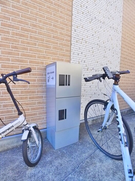 物件外観写真4　(バイク置き場)