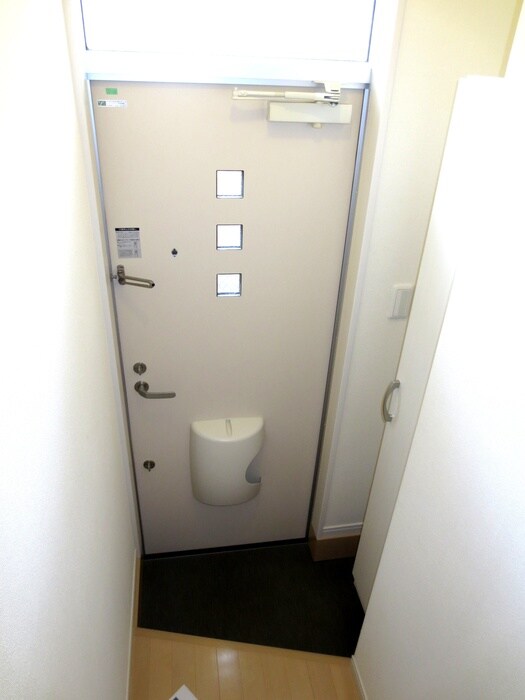 物件内観写真16　(玄関)