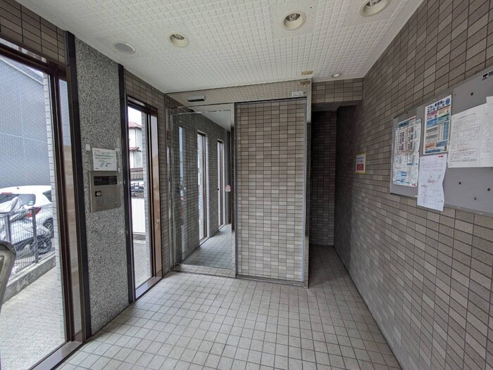 物件外観写真2　(エントランス部分)