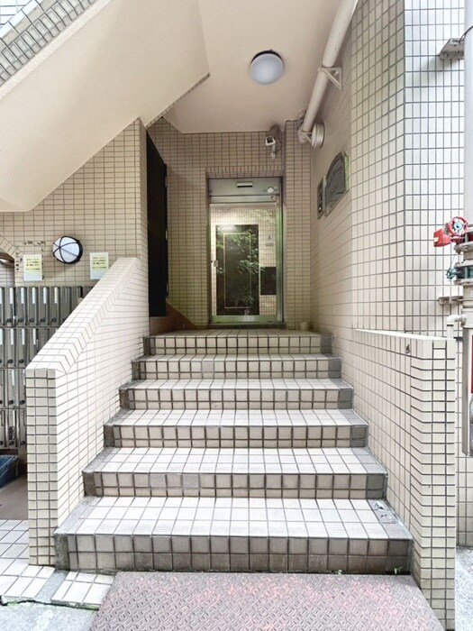 物件外観写真3　(エントランス部分)