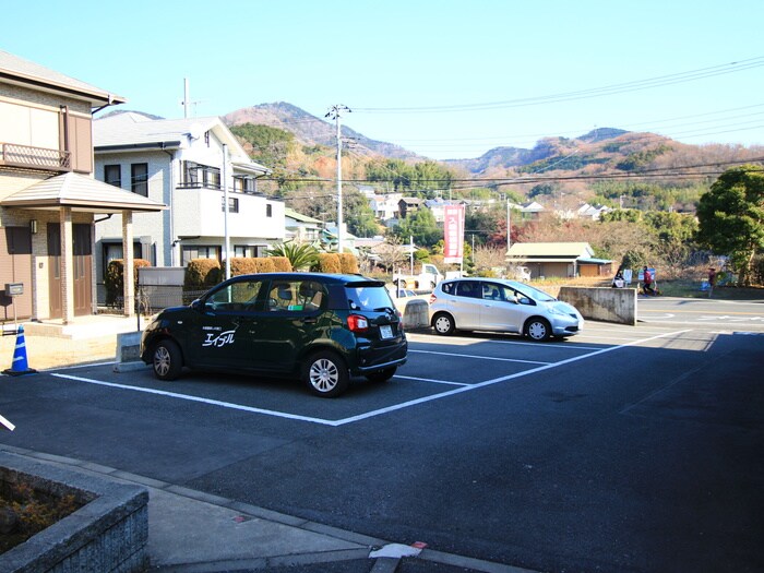 物件外観写真3　(駐車場)