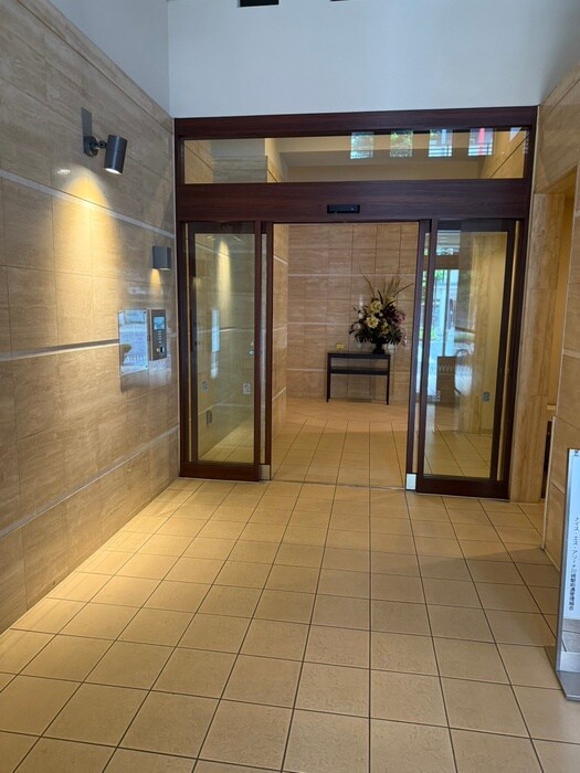 ﾅｲｽ・ｴｽ・ｱﾘｰﾅ川崎駅前通（401）のエントランス部分