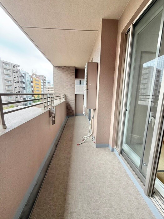 ﾅｲｽ・ｴｽ・ｱﾘｰﾅ川崎駅前通（401）のベランダ・バルコニー