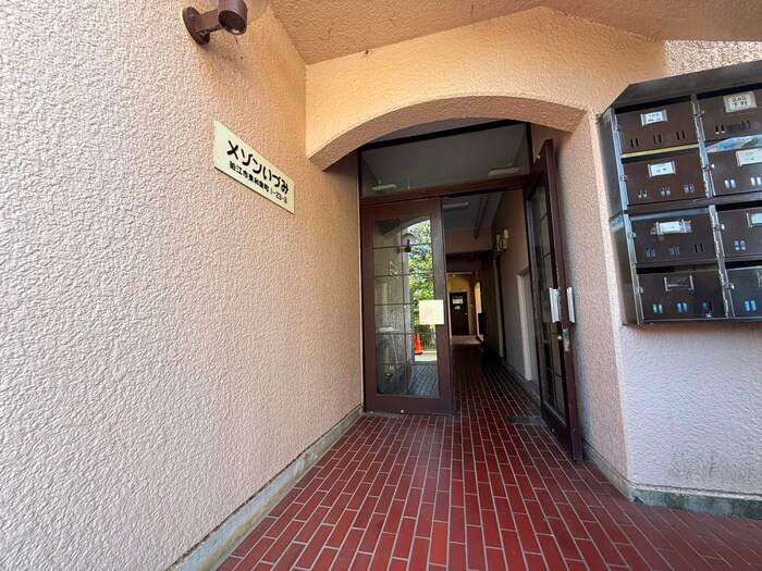 物件外観写真4　(エントランス部分)