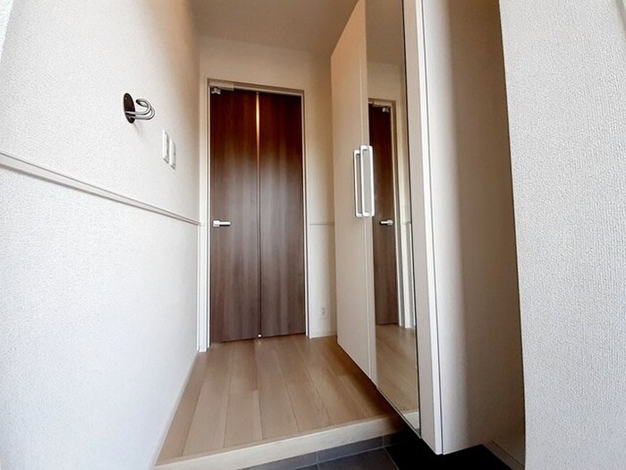 物件内観写真10　(玄関)
