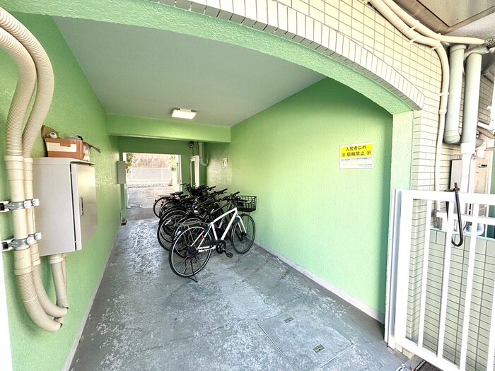 物件外観写真5　(駐輪場)
