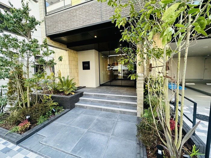 物件外観写真2　(エントランス部分)