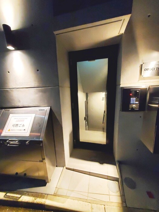 物件外観写真3　(エントランス部分)