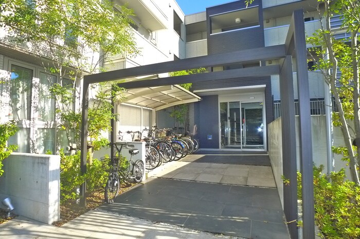 物件外観写真3　(エントランス部分)