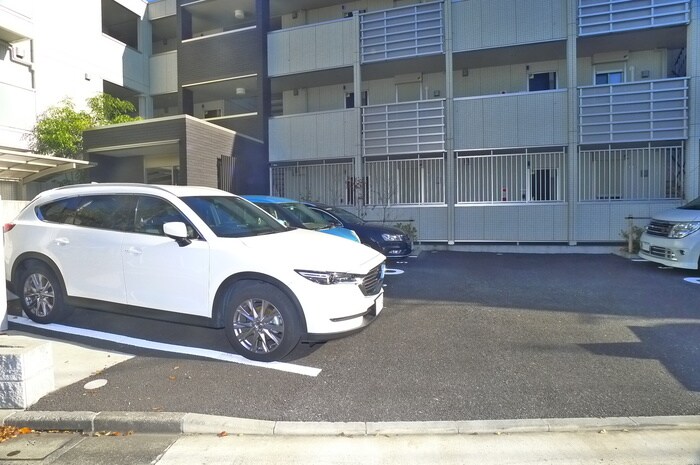 物件外観写真5　(駐車場)